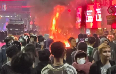 Bentrok Polisi dan Massa Aksi Kembali Pecah di Jalan Basuki Rahmat Surabaya Foto BeritaJatim.com