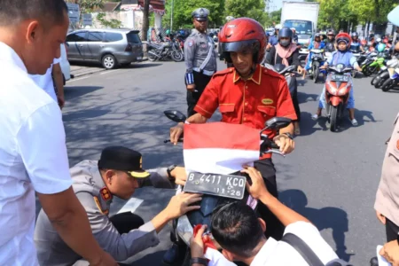 Kapolres Ngawi Pasangkan Bendera Merah Putih di Kendaraan yang Melintas, Tingkatkan Jiwa Nasionalis Foto BeritaJatim.com