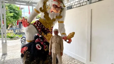 Seniman Pembuat Ogoh-Ogoh di Tuban Laris Manis, Persewaan Mendominasi Foto BeritaJatim.com