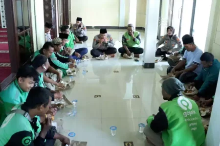 Polres Bangkalan dan Driver Ojol Gelar Shalat Gaib untuk Affan Kurniawan Foto BeritaJatim.com