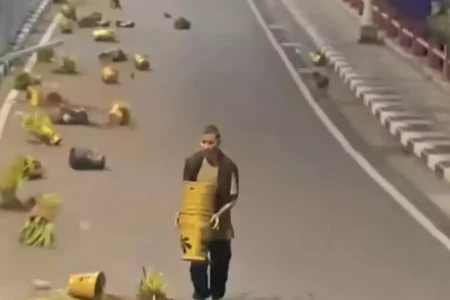 Tanggapan Santai Wali Kota Surabaya Eri Cahyadi Soal Ornamen Kota yang Rusak dan Dipunguti Warga Pasca Demo Foto BeritaJatim.com