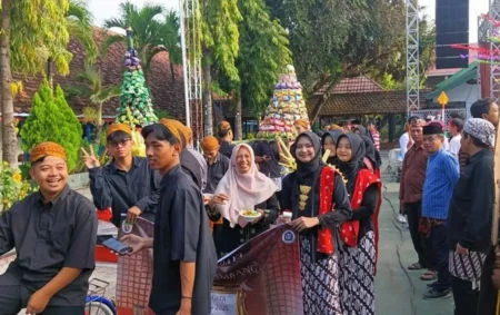 Tumpeng Raksasa dan Jejak Budaya Indonesia di Pawai 45 Tahun SMA Negeri 1 Jombang Foto BeritaJatim.com