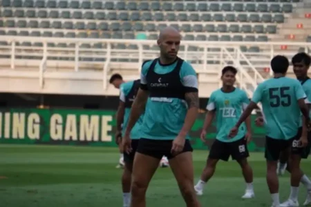 Risto Mitrevski Tak Sabar Rasakan Atmosfer GBT di Laga Perdana Bersama Persebaya Foto BeritaJatim.com