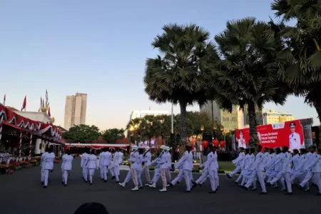 Ribuan Warga Padati Grahadi, Penurunan Bendera HUT ke-80 RI Tetap Meriah Foto BeritaJatim.com