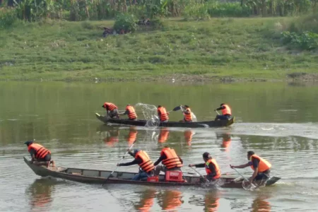 Ribuan Warga Padati Bantaran Bengawan Solo, Jazz Bengawan 2025 Hadirkan Balap Perahu hingga Musik Lawas Foto BeritaJatim.com