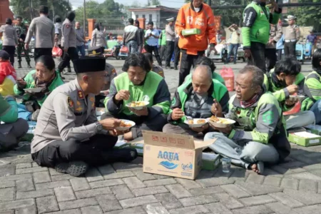 Polres Mojokerto Gelar Tahlil, Sarapan Bersama, Bakti Sosial Hingga Santunan anak Yatim Foto BeritaJatim.com