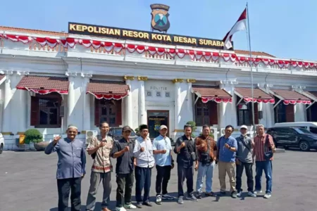 Warga Geruduk Polrestabes Surabaya, Tuntut Kejelasan Auditor Independen untuk Kasus Dugaan Korupsi Dana Masjid Rp2,8 Miliar Foto BeritaJatim.com
