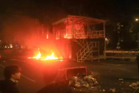 Surabaya Mencekam, 3 Pos Polisi Dibakar Massa dan Gas Air Mata Warnai Jalan Darmo Foto BeritaJatim.com