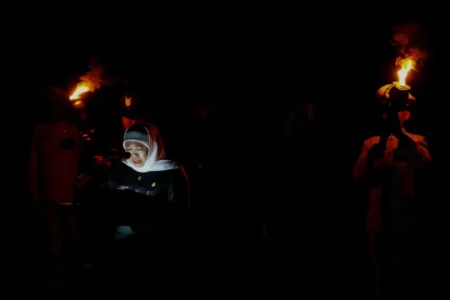 Khofifah Pimpin Apel dan Renungan Suci, Gema Doa Mengalun di Makam Pahlawan 10 Nopember Surabaya Foto BeritaJatim.com