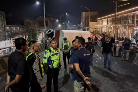 Kesaksian Warga Detik-Detik Truk Gandeng Terguling di Flyover Malang, Nyaris Makan Banyak Korban Foto BeritaJatim.com