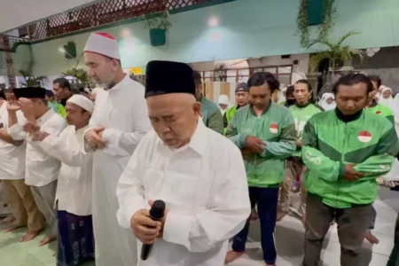 Ribuan Santri dan Ojol Salat Gaib dan Doa Bersama untuk Affan Kurniawan Foto BeritaJatim.com