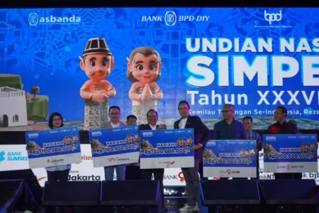 Nasabah Bank Jatim Raih Hadiah Utama Undian Simpeda Nasional Rp500 Juta di Prambanan Foto BeritaJatim.com