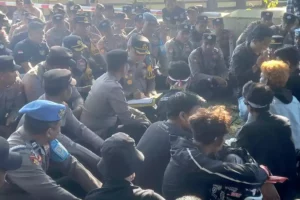 Aliansi Masyarakat Sumenep Paksa Kapolres Duduk Bareng Tandatangani Tuntutan Aksi Foto BeritaJatim.com