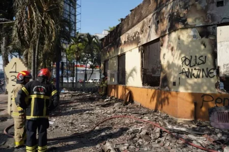 Polsek Tegalsari Hangus Terbakar Usai Kerusuhan Surabaya, Warisan Cagar Budaya Tinggal Puing Foto BeritaJatim.com