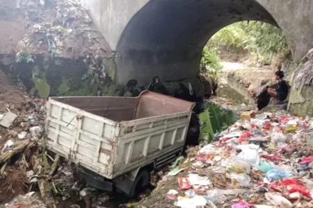 Dump Truk Bermuatan Pasir Terjun ke Sungai di Bondowoso, Sopir Selamat Foto BeritaJatim.com