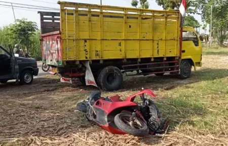 Kecelakaan Tragis di Jombang, Pengendara Motor Tewas Tabrak Truk Parkir Foto BeritaJatim.com
