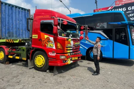 Diduga Rem Kempos, Truk Menggelinding Tabrak Avanza, Gerobak, dan Tiang Listrik di Blitar Foto BeritaJatim.com