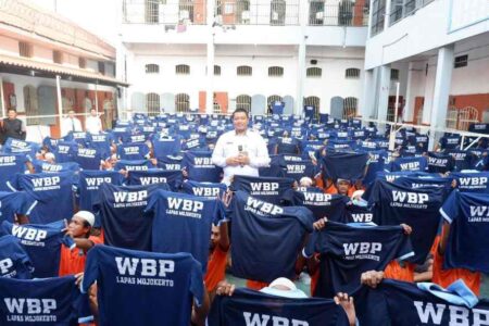 Lapas Mojokerto Bagikan Baju Dis Narapidana dan Perlengkapan Mandi Gratis kepada WBP Foto BeritaJatim.com