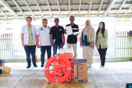 Nelayan Gresik Dapatkan Pembekalan Tanggap Darurat dan Pemeriksaan Kesehatan Gratis dari Petrokimia Foto BeritaJatim.com