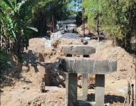Warga Sampang Awasi Pembangunan Jembatan, Berharap Selesai Tepat Waktu Foto BeritaJatim.com