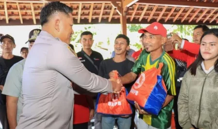 Polres Malang Salurkan Bantuan Pasca Banjir Sitiarjo Foto BeritaJatim.com