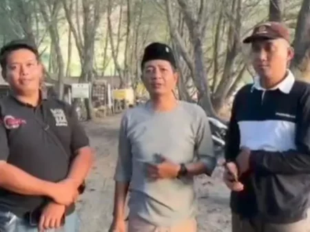 Viral, Wisatawan Keluhkan Tarif Parkir Dobel di Pantai Serang Blitar Foto BeritaJatim.com
