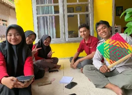 Mahasiswa Umsida Bantu Desa Plintahan Sulap Bambu Jadi Produk Kreatif Foto BeritaJatim.com