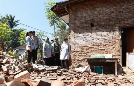 Bupati Ipuk Siap Bantu Perbaiki Rumah Warga Terdampak Gempa Foto BeritaJatim.com
