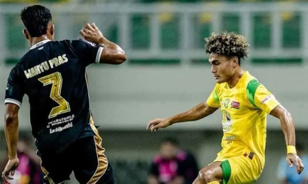 Kartu Merah Dejan Tumbas, Dewa United Vs Persebaya Masih 0-0 Foto BeritaJatim.com