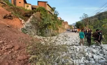 Longsor, Jalur Pacet–Trawas Mojokerto Ditutup Sementara Foto BeritaJatim.com