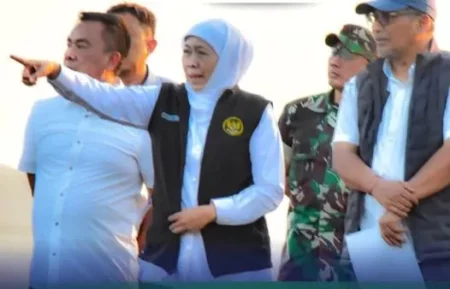 Antisipasi Banjir, Khofifah Kerahkan 2 Ekskavator untuk Normalisasi Sungai Selowogo Situbondo Foto BeritaJatim.com