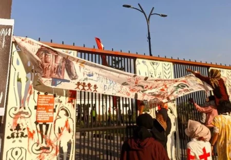 Demo di DPRD Bojonegoro, Poster Tuntutan Dicopoti Massa Lain Foto BeritaJatim.com