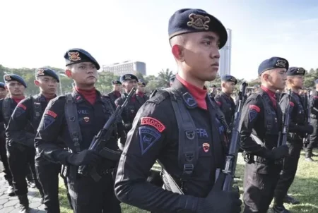 Anggota Sat Brimob Polda Jatim Terima Penghargaan KPLB dari Kapolri Foto BeritaJatim.com