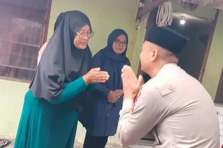 Kapolres Mojokerto Takziah ke Rumah Korban Mutilasi di Lamongan Foto BeritaJatim.com