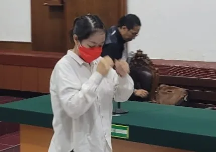Palsukan Tanda Tangan Untuk Cairkan Uang di Bank, Isabella Dihukum 14 Bulan Foto BeritaJatim.com