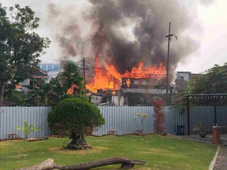 Kebakaran di Dupak Surabaya: 1 Orang Tak Selamat Usai Lompat dari Lantai 2 Foto BeritaJatim.com