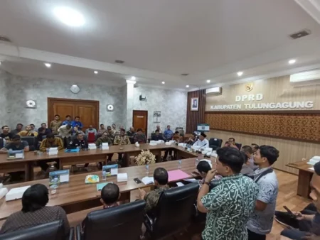 Bupati Tulungagung Bantu Mediasi Warga dengan TNI AD Terkait Akses Listrik Foto BeritaJatim.com