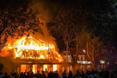 Insiden Terbakarnya Gedung Negara Grahadi Surabaya, Ahli: Restorasi Harus Hati-Hati Foto BeritaJatim.com