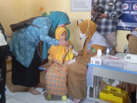 Tak Capai Target, Pelaksanaan Vaksinasi Campak di Sumenep Diperpanjang 2 Minggu Foto BeritaJatim.com