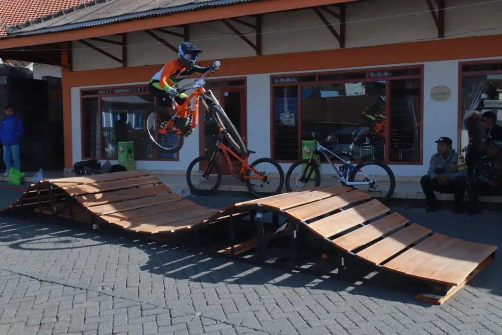 Indonesian Downhill Urban 2025 Sukses, Trek Unik Ciri Khas Ngadiwono Pasuruan Foto BeritaJatim.com