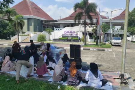 Gedung DPRD Blitar Hangus Dibakar Massa, Rapat Banmus Pindah ke Mushola Foto BeritaJatim.com