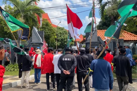 Demo Mahasiswa Cipayung Tuban Berjalan Damai, Isu Gabungan 3 Kabupaten Dipastikan Hoaks Foto BeritaJatim.com