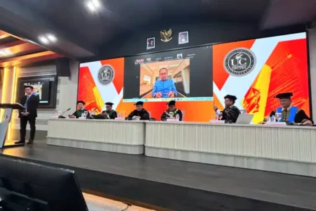 Pecah Telur Doktor Pertama UC: Bongkar Mitos ‘Generasi Penghancur’ Bisnis Keluarga Tionghoa Foto BeritaJatim.com