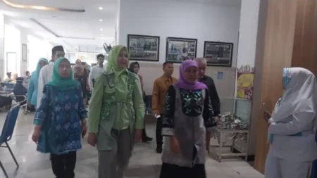 Ditanya Soal pita Hitam, Pemilik RS Bina Sehat Faida Teteskan Air Mata di Samping Khofifah Foto BeritaJatim.com