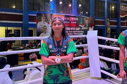 Dwi Nur Halimah Raih Emas di Kejurnas Muay Thai, Perkenalkan Kediri di Kancah Nasional Foto BeritaJatim.com