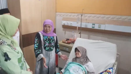 Khofifah Disambut Peluk Tangis Saat Jenguk Korban Kecelakaan Bus Wisata di RS Bina Sehat Jember Foto BeritaJatim.com