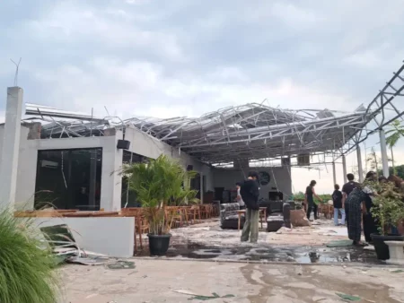 Hujan Berangin Rusak Rumah dan Kafe di Jember Foto BeritaJatim.com