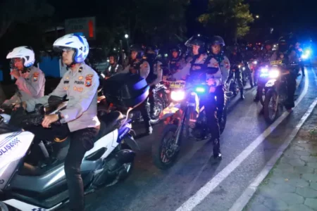 Polres Gresik Tindak Tegas Kerumunan Massa Pengganggu Kamtibmas Foto BeritaJatim.com