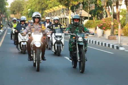 Kapolres dan Dandim 0817 Keliling Berpatroli Pastikan Gresik Aman Foto BeritaJatim.com