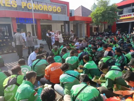 Sarapan Bersama Ojol, Polres Ponorogo Tegaskan Komitmen Jaga Keamanan Foto BeritaJatim.com